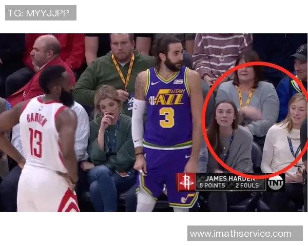 球迷看台巧妙递烟引热议 足球球星赛场瞬间成意外焦点